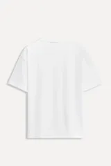 Camiseta negra de algodón con cuello redondo y manga corta. Tiene un bolsillo de parche en el pecho con el logo del 50 aniversario.