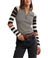 Buzo de punto acanalado con cuello alto y cierre frontal parcial. El cuerpo es de rayas horizontales finas blancas y negras, mientras que las mangas son de rayas horizontales más gruesas en tonos negro, blanco, beige y bordó.