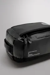 Neceser deportivo negro con compartimento principal con cierre mediante hebilla de liberación rápida, bolsillo lateral con cierre mediante cremallera y asa de mano. Marca Zara Athleticz.