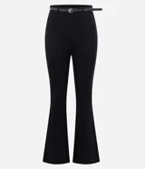 Pantalón negro de tiro alto, corte flare (acampanado) y tejido estructurado. Incluye un cinturón fino negro.