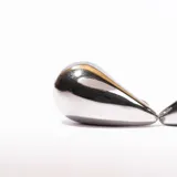 Aros colgantes plateados con forma de gota.