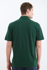 Remera manga corta verde con cuello polo y tapeta con botones.