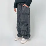 Pantalón jean negro de corte ultra baggy con múltiples bolsillos cargo y detalles desgastados.