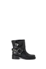 Bota de ecocuero negra con caña baja, base de 1,5 cm, taco de 2,5 cm y caña de 21 cm de alto. Presenta arnés con hebillas y argollas metálicas.
