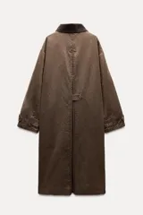 Trench color verde oscuro con cuello solapa combinado en pana marrón y manga larga. Detalle de acabados con trabillas y pinza en espalda. Bolsillos delanteros con solapa y botón a presión. Tejido encerado efecto lavado. Cierre frontal con botones a presión.