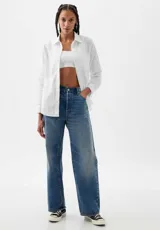 Camisa de lino blanca de manga larga con cuello clásico y bolsillo en el pecho.