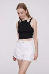 Top cropped sin mangas en color blanco, con tirantes delgados y diseño ajustado.