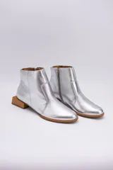 Botines de cuero negro con cierre lateral y taco bajo cuadrado de madera.