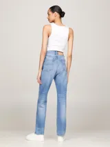 Pantalón de jean celeste, de corte recto y tiro alto, con cintura ajustable, cinco bolsillos y efecto desteñido.