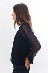 Sweater de punto calado color camel, con escote en V y mangas largas.