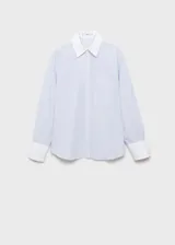 Camisa celeste a rayas verticales, de corte recto y manga larga con puños abotonados en blanco. Presenta cuello camisero blanco, cierre frontal con botones y un bolsillo de parche en el pecho.