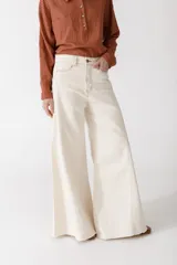 Pantalón jean color borgoña, de corte wide leg y tiro alto.