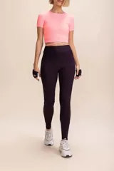 Calza larga color borgoña, de corte ajustado, con cintura alta y tejido acanalado.