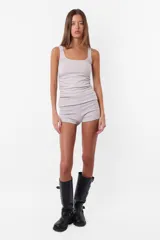 Musculosa gris de algodón con lycra, corte ajustado y escote cuadrado.