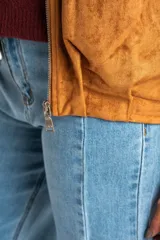 Campera tipo bomber de cuero vegano color camel, con cierre frontal y cuello alto. Presenta un calce oversize y puños ajustados con botón.