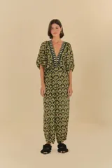Mono largo con estampado geométrico en tonos negro, verde y dorado. Escote en V pronunciado con bordados en los bordes y mangas amplias.
