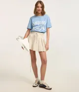 Remera celeste de algodón con estampado blanco que incluye la palabra "Cambridge", un ancla y la frase "Massachusetts Crew".