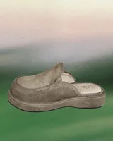 Zueco de cuero color topo, con plataforma gruesa y empeine cerrado con costura decorativa.