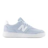 Championes New Balance modelo 80, color celeste con detalles en blanco, confeccionados en gamuza y malla, con logo "N" característico en los laterales y suela de goma blanca.