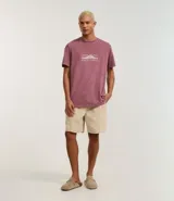 Bermuda masculina color beige confeccionada en sarga de algodón, con cintura elástica, cordón ajustable y bolsillos laterales.