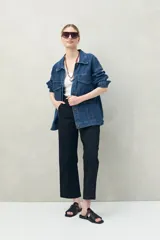 Pantalón recto color marrón claro, de algodón, con bolsillos de parche y calce relajado.