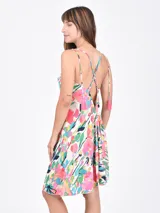 Vestido negro de corte holgado, con escote en V profundo y tirantes finos ajustables.