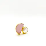 Anillo artesanal con base de bronce bañada en oro, con cuarzo rosa en forma de media luna y perla barroca. Talla ajustable.