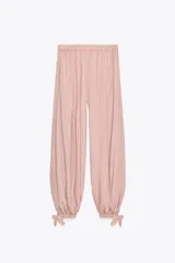 Pantalón bombacho de lyocell color rosa pálido, con cintura elástica y lazos ajustables en los tobillos.