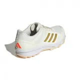 Championes Adidas Fabela Rise color crema con detalles dorados y suela color durazno, diseñados para hockey.