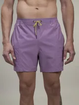 Short de baño lila con cintura elástica y cordón amarillo.