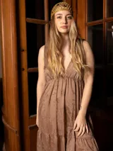 Vestido largo negro con escote en V, breteles finos con lazo y bordados florales a tono. Corte imperio y falda amplia con volados. 