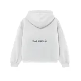 Buzo hoodie color beige, corte oversize, con bolsillo tipo canguro y bordado frontal con la palabra 'VENEVO'.