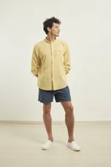 Camisa rosada de lino y algodón, con cuello mao, manga larga y bolsillo de parche en el pecho.