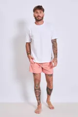 Short de baño color salmón con cordón ajustable en la cintura.