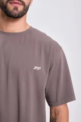 Remera manga corta oversize color gris con estampa Culture en el frente.