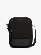 Bandolera Tommy Hilfiger negra con correa ajustable, cierre de cremallera, bolsillo interior con cremallera, bolsillo exterior con cremallera y logo metálico en la parte delantera.