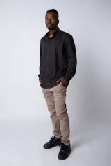 Camisa negra de manga larga con cuello mao y corte clásico.