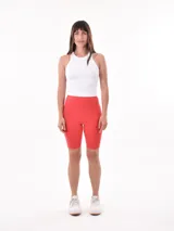 Calza corta de lycra color rojo.
