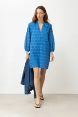 Vestido corto celeste con bordado calado, cuello mao y mangas 3/4 abullonadas.