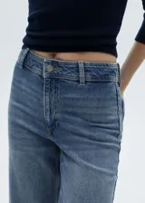 Pantalón de jean azul de tiro alto, corte culotte, con cierre de cremallera y botón, trabillas, bolsillos traseros, bajo deshilachado y tejido elástico.