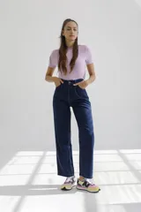 Pantalón de jean azul oscuro, de corte recto y tiro alto.