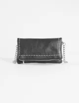 Bandolera negra de cuero vegano con tachas plateadas y correa de cadena metálica.