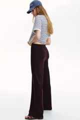 Pantalón de vestir marrón oscuro, de corte ancho y tiro alto, con pinzas delanteras.