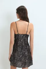 Camisón corto de tirantes finos con estampado animal print de leopardo en tonos negro y beige. Presenta escote en V ribeteado con encaje negro.