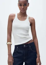 Musculosa blanca de tejido de punto de canalé, con cuello redondo y diseño entallado.
