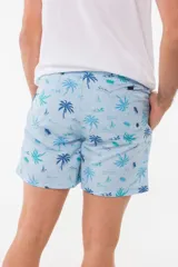 Short de baño azul con estampado de hojas de palmera en tonos azules, blancos y rosados.