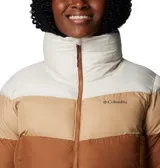 Campera puffer Columbia de mujer, con bloques de color marrón, beige y blanco. Tiene cuello alto, cierre frontal con cremallera, bolsillos laterales con cremallera y puños elásticos.