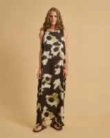 Vestido largo con estampado abstracto en tonos marrones, negros, blancos y verdes. Diseño vaporoso con tirantes finos.
