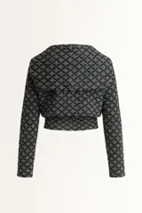 Campera corta de crochet de hilo celeste y negro, con cierre frontal y forro interior.