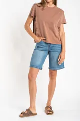 Remera color ladrillo de algodón con calce al cuerpo y mangas cortas.